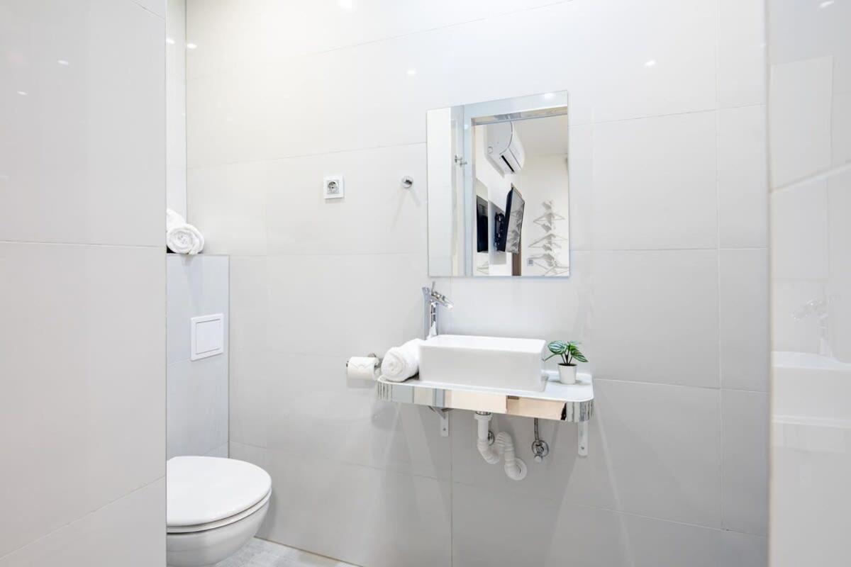 Central - New - Quiet Sleep Apartment Budapest Exterior photo